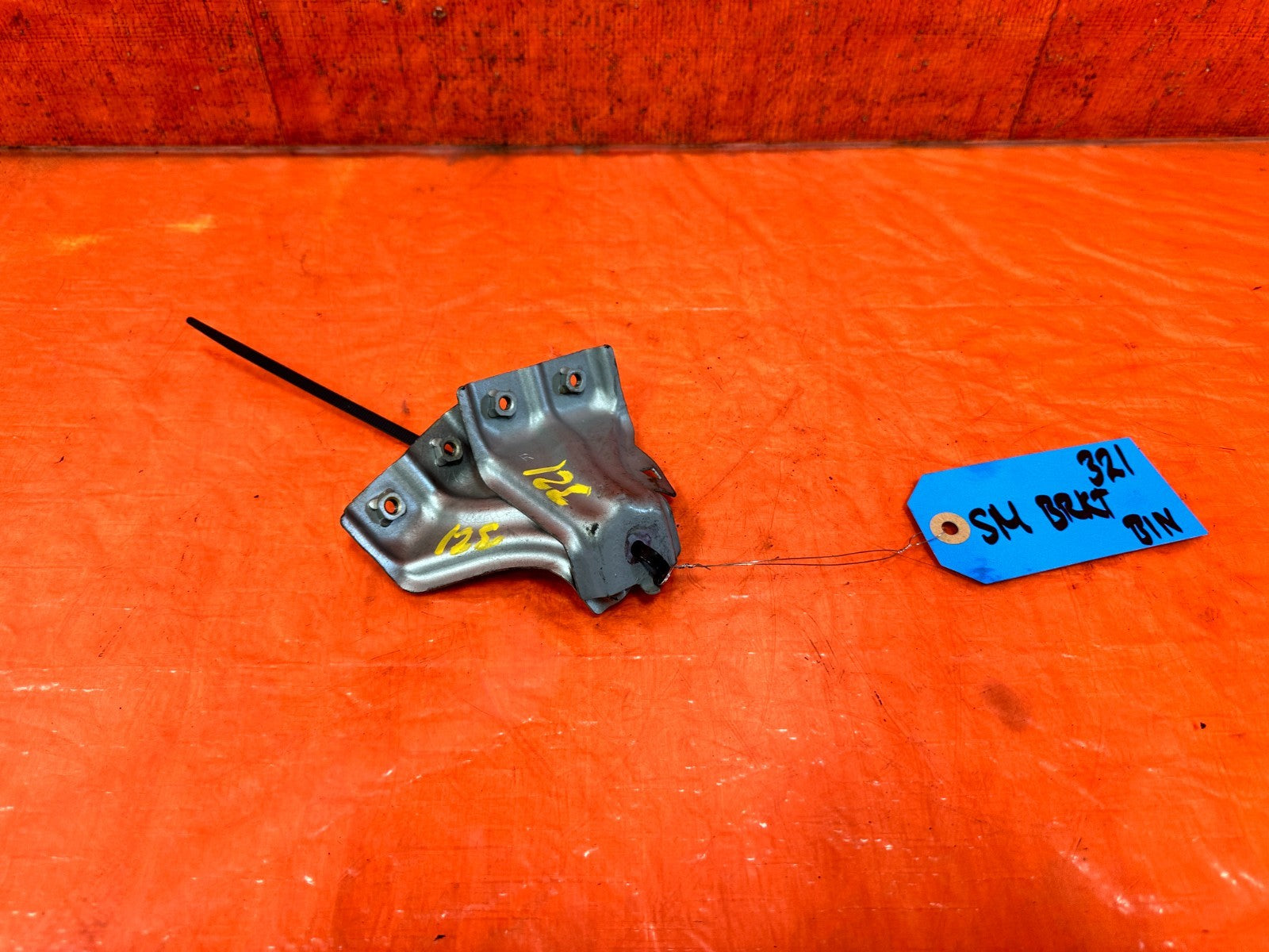 09 14 ACURA TSX   LEFT AND RIGHT FENDER RETAINER BRACKETS BRACKET OEM 3210