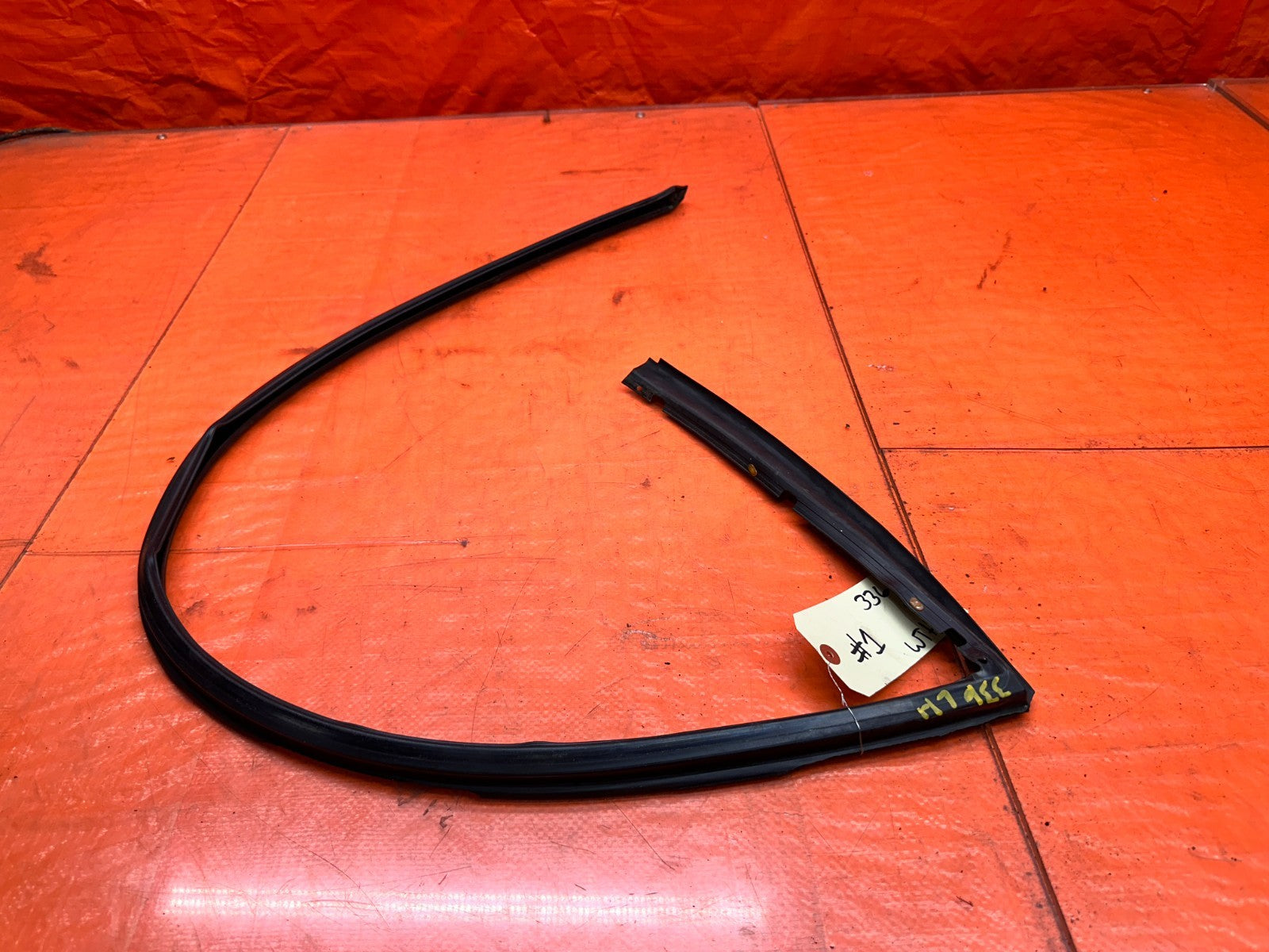 97 01 HONDA PRELUDE 2.2L DRIVER LEFT DOOR WINDOW GLASS MOUNTED SUB SEAL #33616