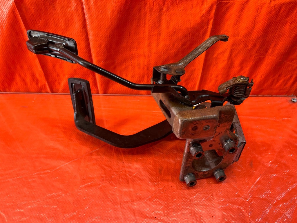 94 01 ACURA INTEGRA   AUTOMATIC TRANSMISSION MODEL   GAS AND BRAKE PEDAL OEM 1197
