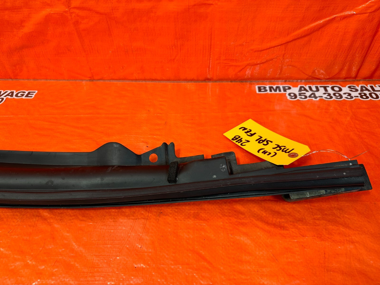 08 15 INFINITI G37 & Q60 COUPE DRIVER LEFT FRONT   FENDER SEAL TRIM GASKET #2482