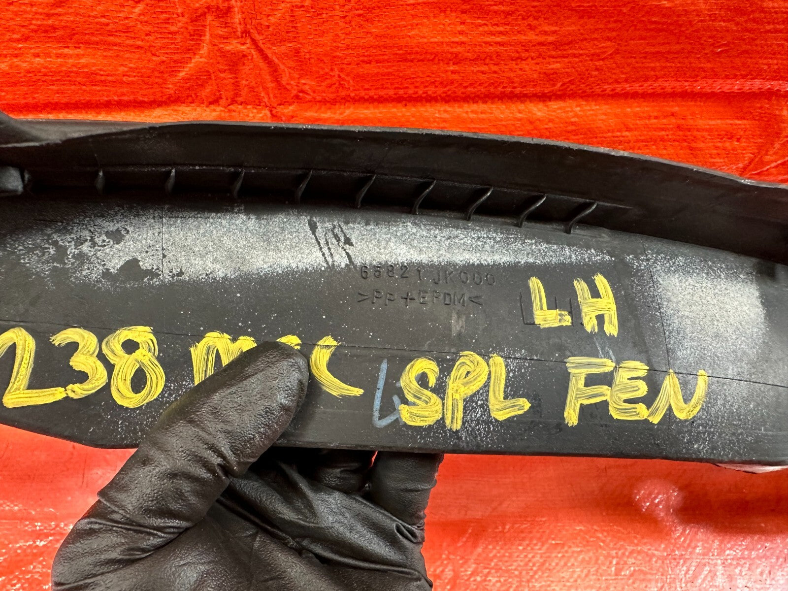 07 13 INFINITI G35 G37 SEDAN   RUBBER FENDER TRIM HOOD SEAL   LEFT   OEM #2386