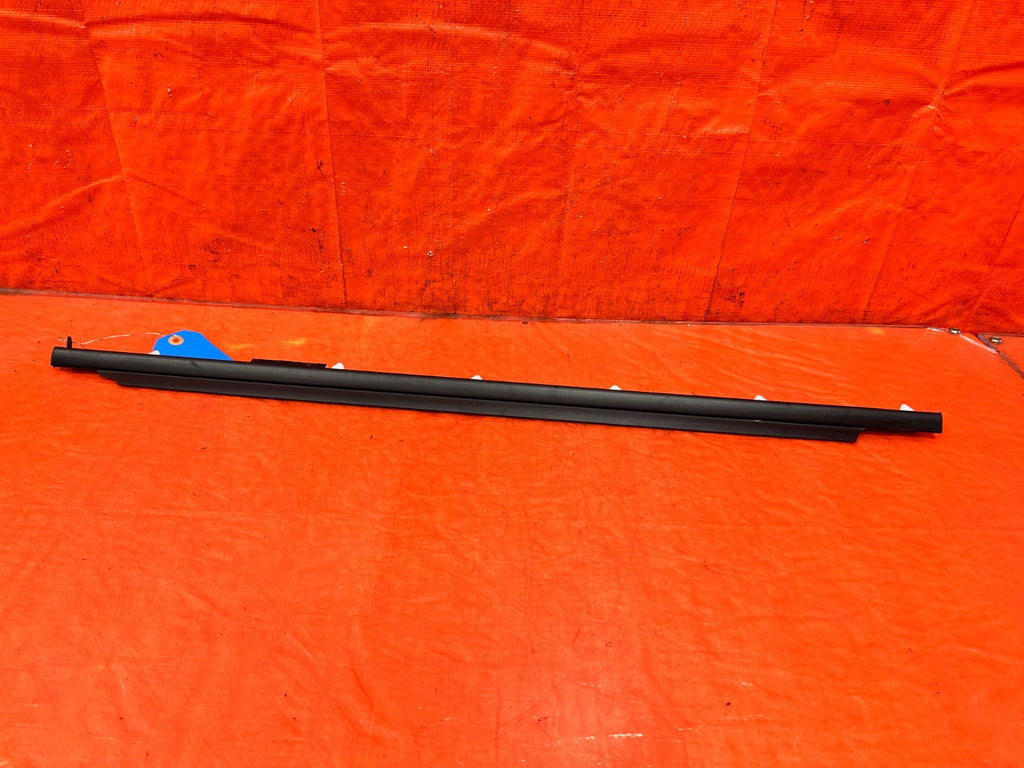 00 09 HONDA S2000   DRIVER LEFT FRONT GLASS TRIM DRIP RETAINER   OEM #S2K0