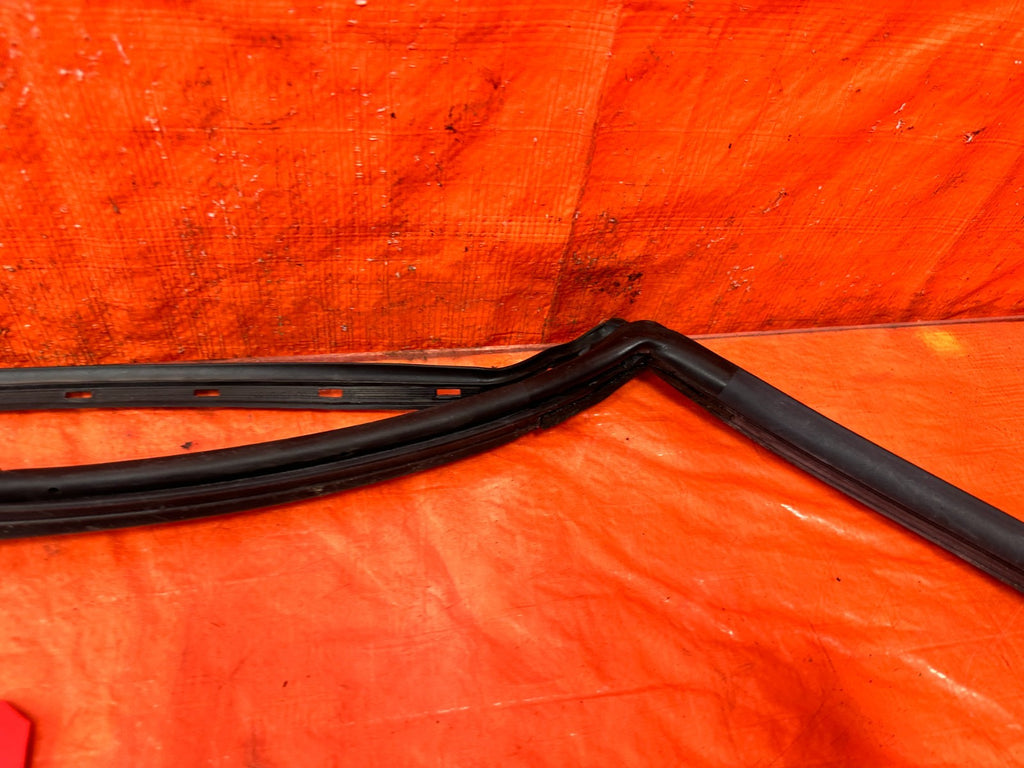 03 05 LANCER EVOLUTION EVO VIII IX 8 9   RIGHT REAR DOOR WEATHER STRIP OEM EV92