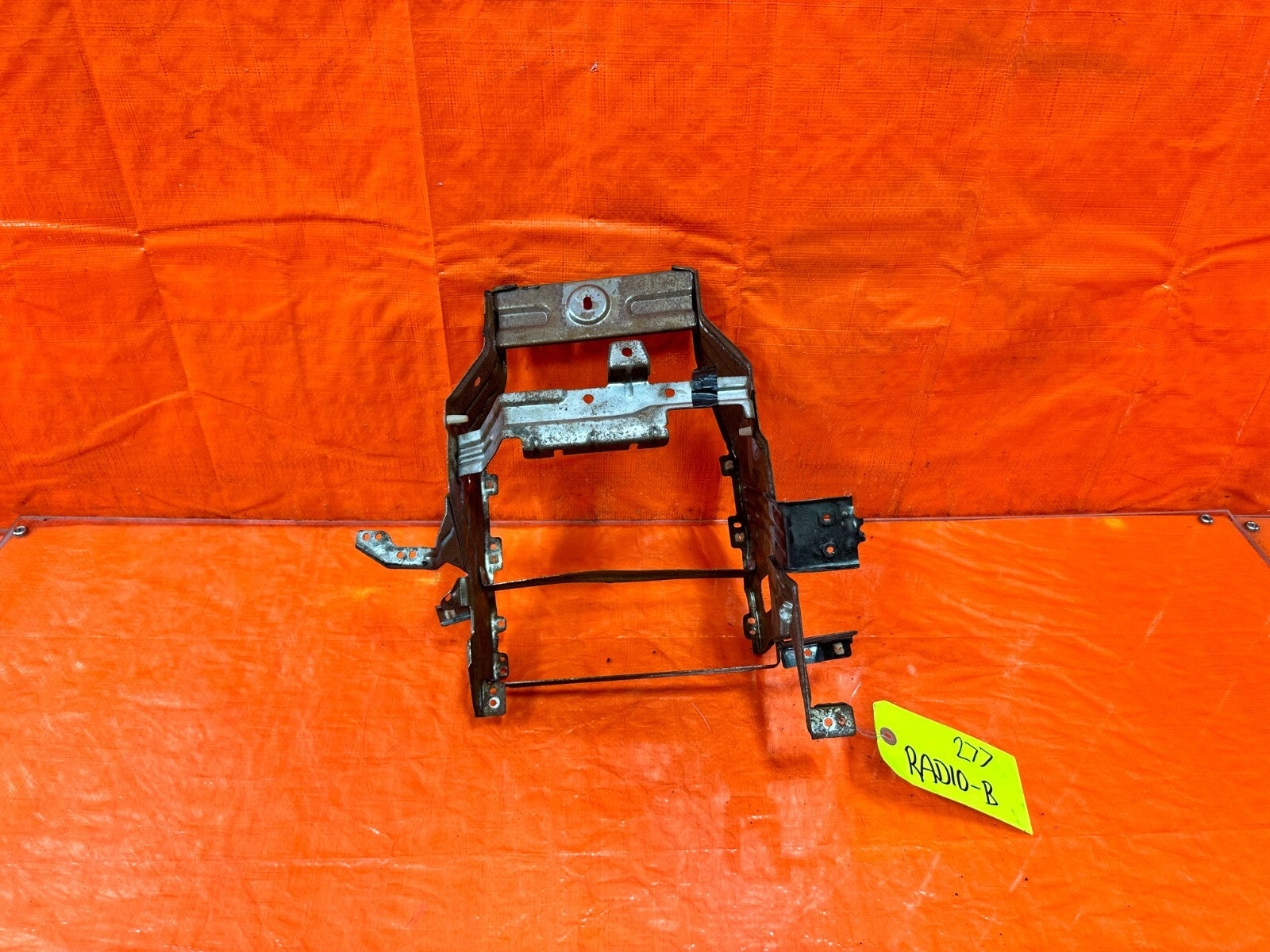 88 89 HONDA CRX   RADIO BRACKET INSTRUMENT CONSOLE CENTER BRACKET   OEM #2770