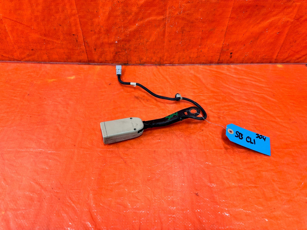 04 05 ACURA TSX   PASSENGER RIGHT FRONT SEAT BELT CLIP BUCKLE TAN OEM 3042