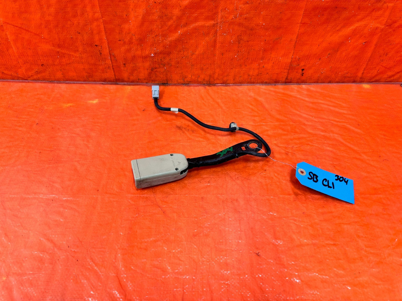 04 05 ACURA TSX   PASSENGER RIGHT FRONT SEAT BELT CLIP BUCKLE TAN OEM 3042