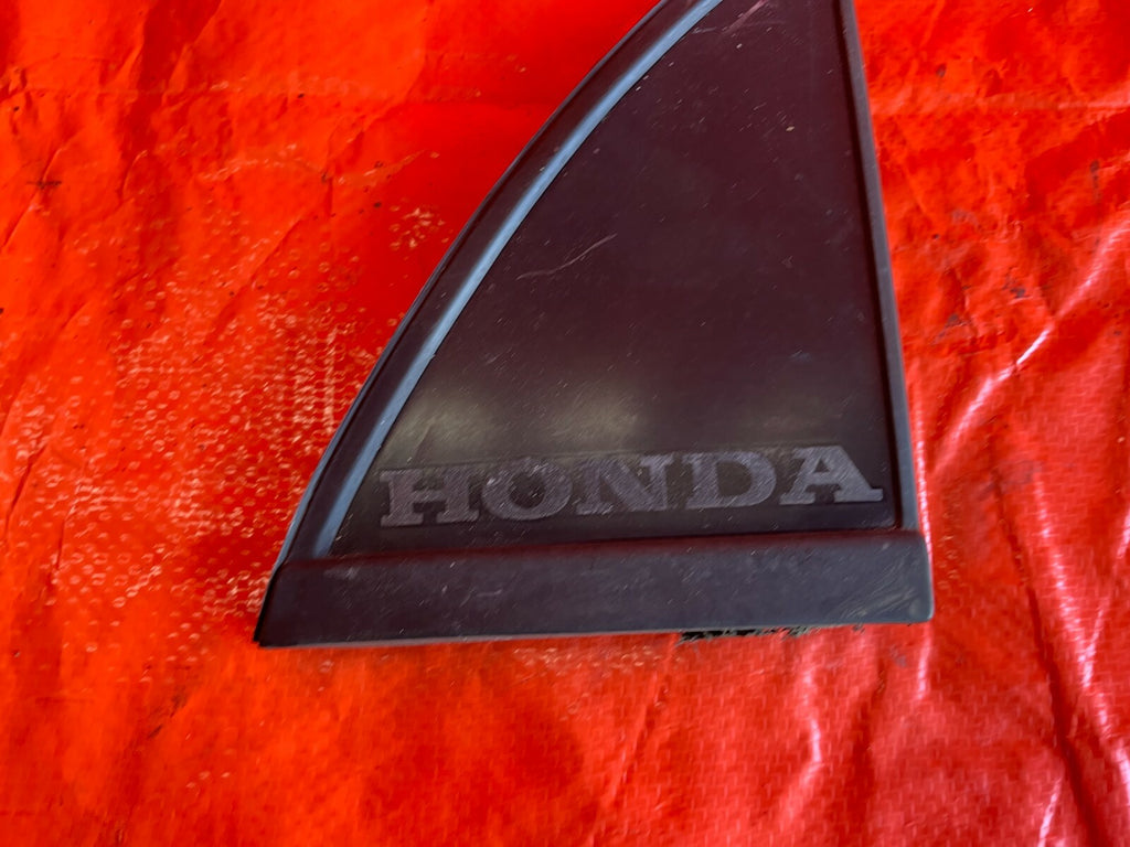 88 91 HONDA CRX   DRIVER LEFT TAIL GATE HATCH GARNISH TRIANGLE   OEM   #616