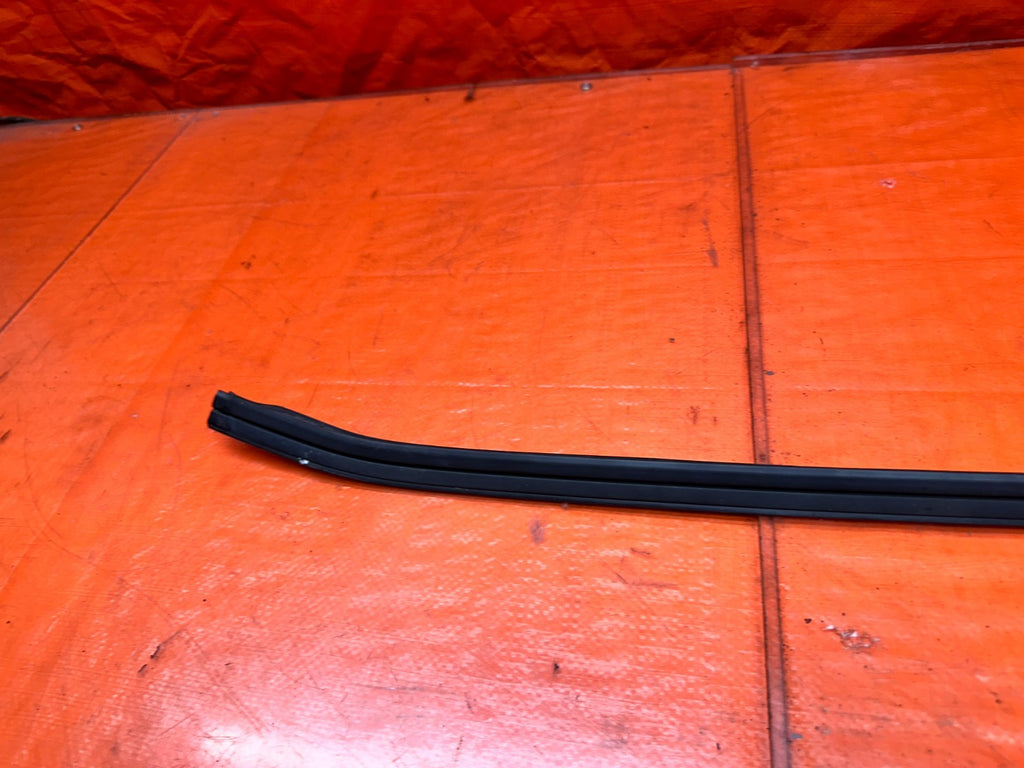 94-01 ACURA INTEGRA 4D SEDAN LEFT DRIVER WINDSHIELD WEATHERSTRIP SEAL #34013