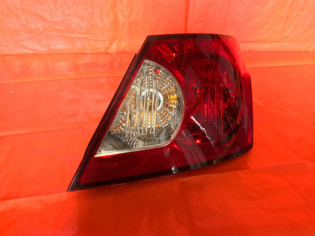 OEM 2003 2004 03 04 MITSUBISHI OUTLANDER PASSENGER RIGHT TAIL LIGHT LAMP   R RH0