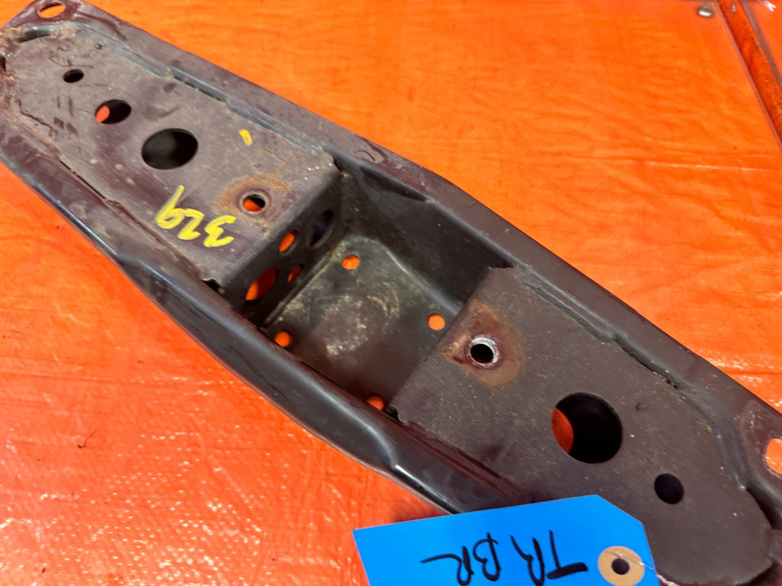08 15 INFINITI G37 Q60 A/T LOWER TRANSMISSION MOUNT CROSSMEMBER BRACKET #3293