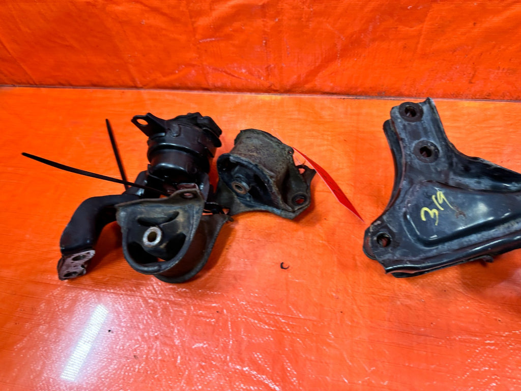 96 00 HONDA CIVIC   D16Y7 D16Y8 AUTOMATIC ONLY   ENGINE MOUNTS AND BRACKETS OEM15