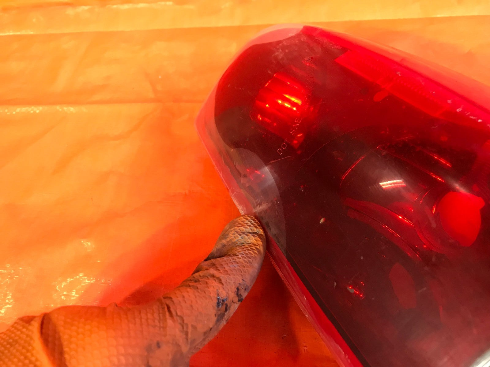 TYC BRAND   2004 04 CHEVROLET COLORADO PASSENGER RIGHT TAIL LIGHT LAMP   FLAWS2