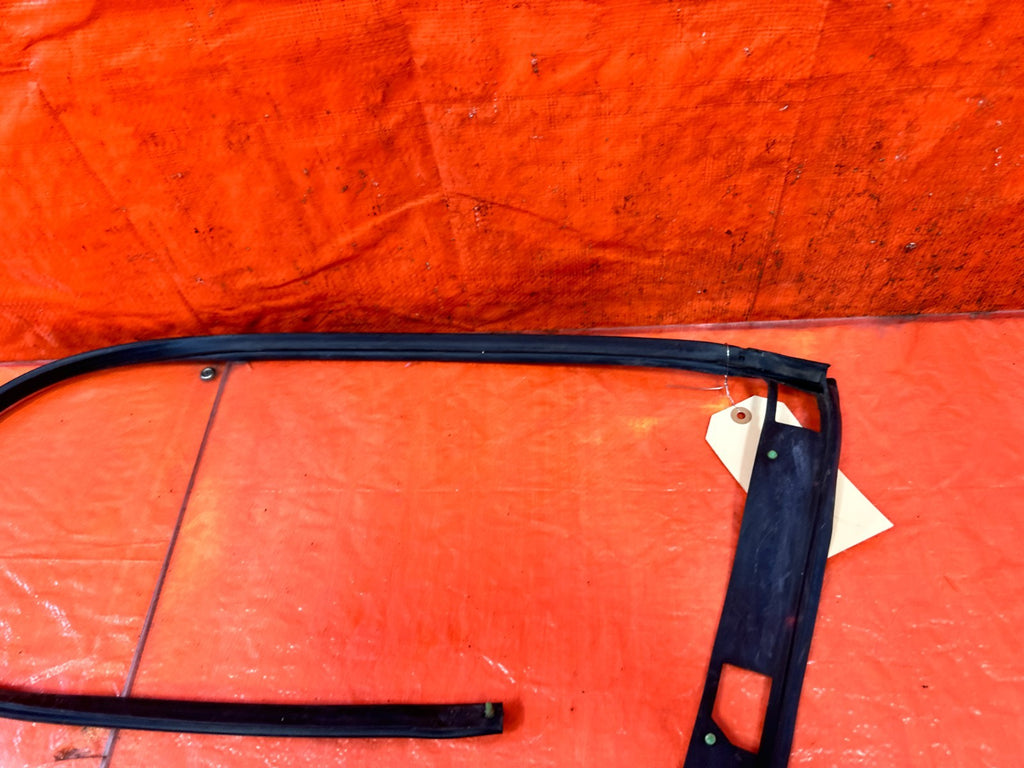 90 91 HONDA CIVIC HATCHBACK   RIGHT DOOR WINDOW GLASS SUB SEAL   OEM 3273