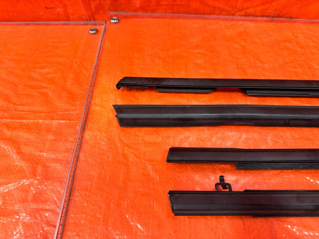 06 11 CIVIC 4D SEDAN   EXTERIOR DOOR WINDOW GLASS TRIM SET LEFT RIGHT   OEM #2825