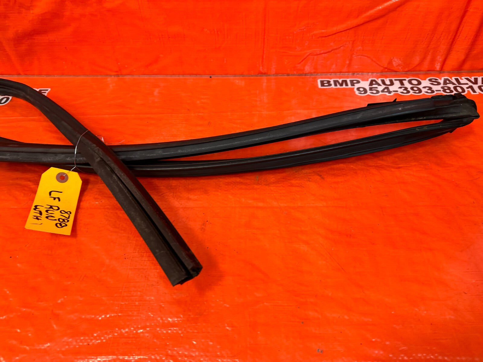 14 21 INFINITI Q50   DRIVER LEFT FRONT WINDOW GLASS RUN CHANNEL   OEM #87882
