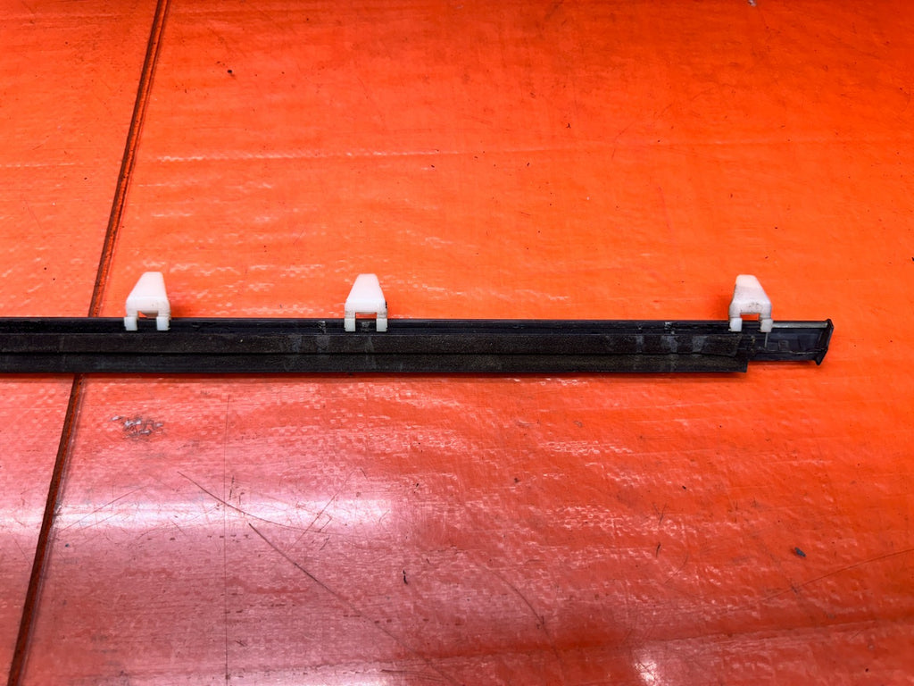 97 01 HONDA PRELUDE 2.2L DRIVER LEFT FRONT DOOR WINDOW GLASS TRIM MOLDING OEM #39