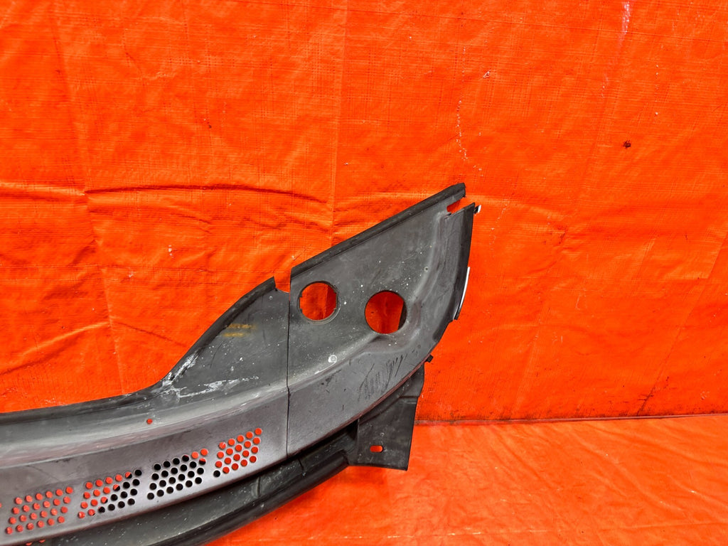 06 11 CIVIC 4D SEDAN   CENTER WINDSHIELD WIPER COWL TRIM PLASTIC OE OEM FA5 FLAW1
