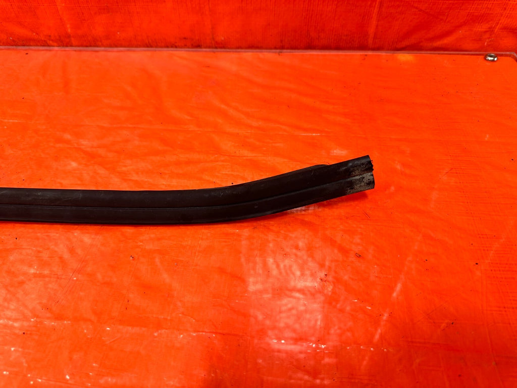 94 01 ACURA INTEGRA   2 DOOR   RIGHT SIDE   WINDSHIELD TRIM MOLDING   OEM #2684