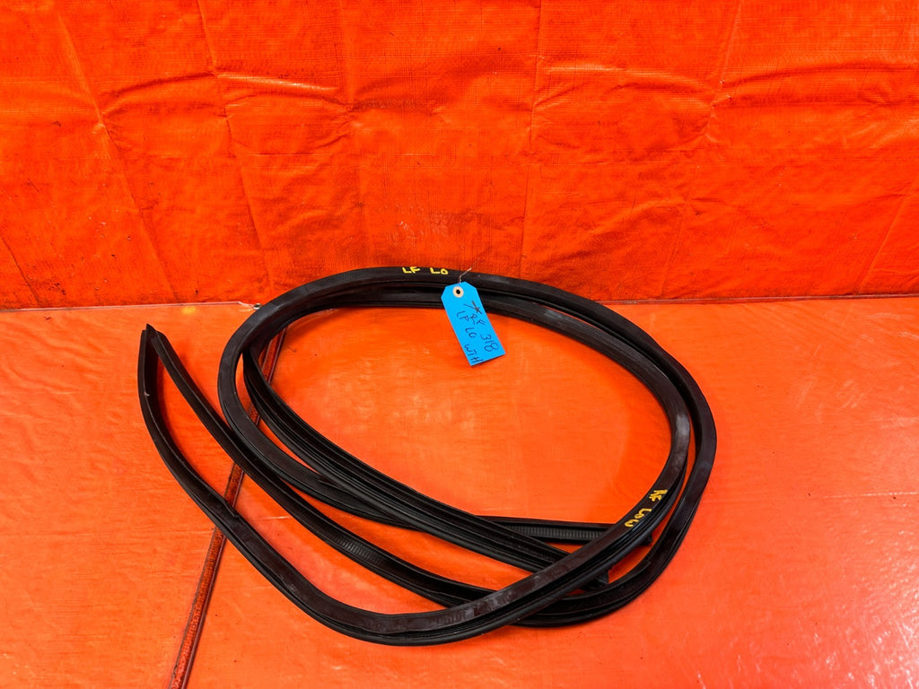 10 16 HYUNDAI GENESIS COUPE   CHASSIS TO DOOR OPEN TRIM WEATHER STRIP LEFT RIGHT6