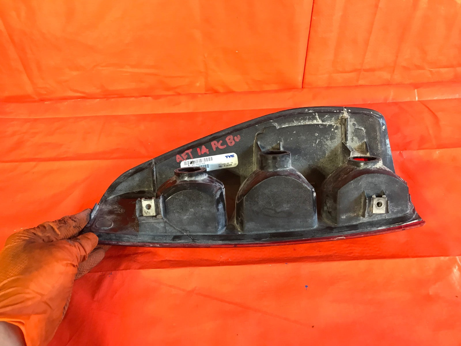 TYC BRAND   2004 04 CHEVROLET COLORADO PASSENGER RIGHT TAIL LIGHT LAMP   FLAWS7