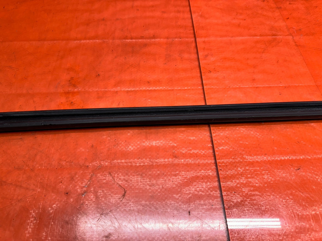 94 01 ACURA INTEGRA COUPE RIGHT PASSENGER DOOR UPPER GLASS WEATHERSTRIP #33111