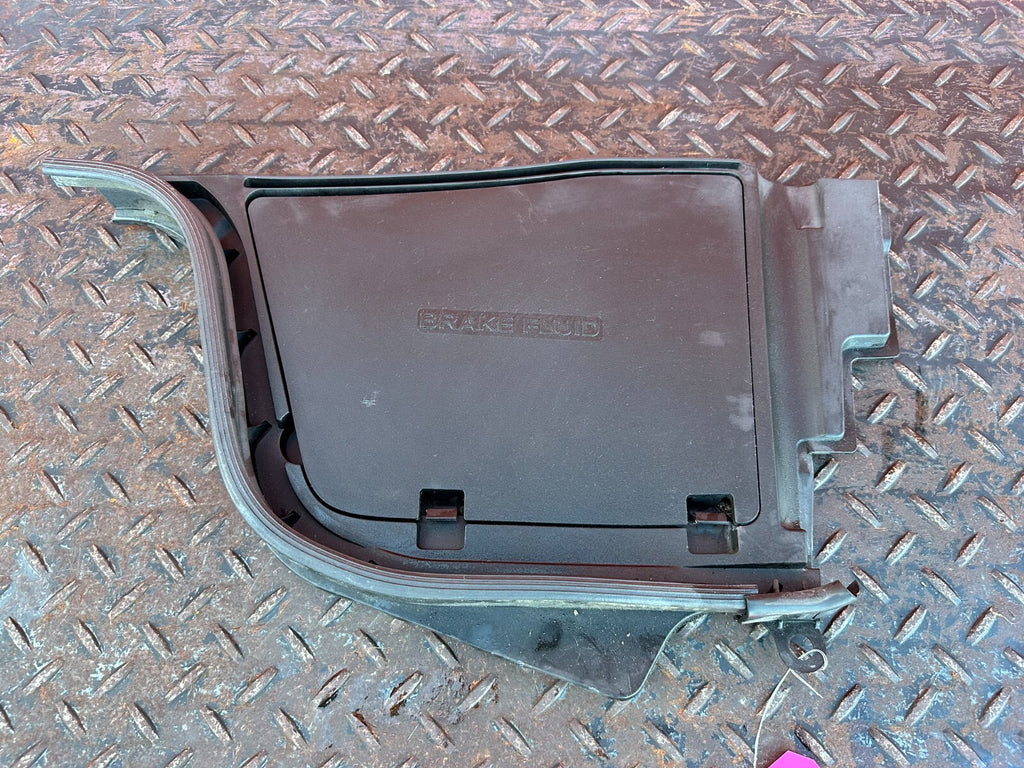 08 15 INFINITI G37 COUPE & CONVERTIBLE   BRAKE FLUID COVER PLASTIC TRIM OEM 2783