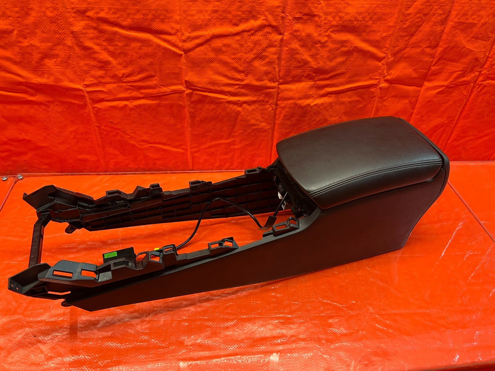 16 20 INFINITI Q50 / 17 20 Q60   ARM REST CENTER CONSOLE   OEM FACTORY OE #960