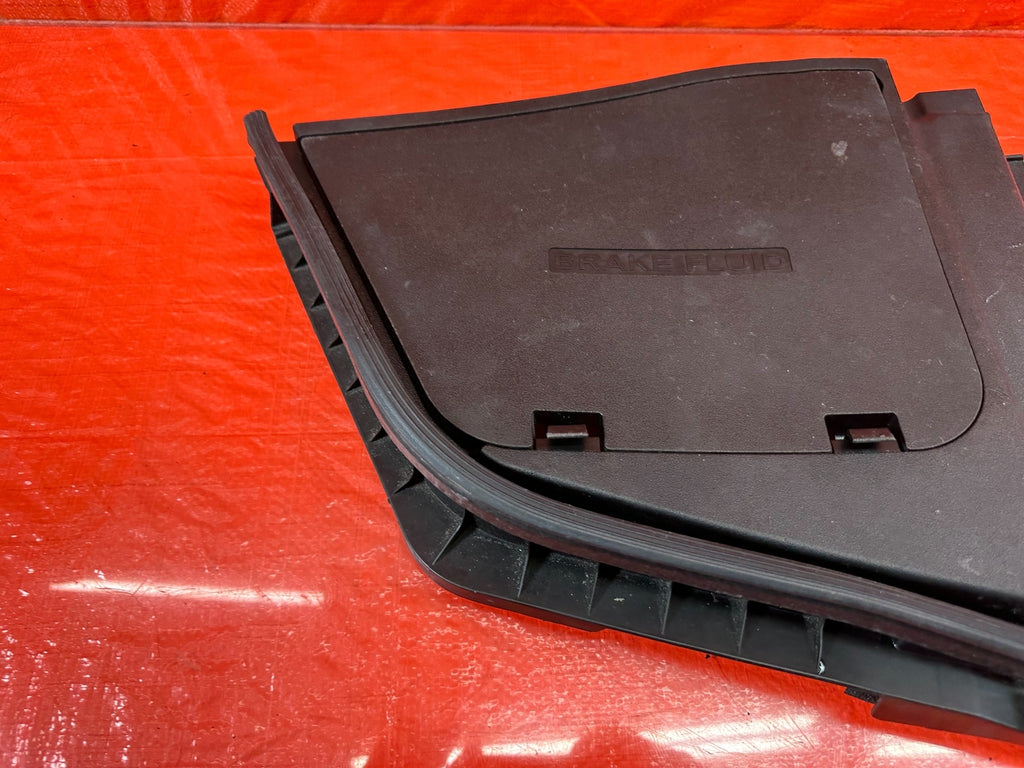 14 20 INFINITI Q50 Q60   BRAKE FLUID UNDER HOOD TRAY FRAME PLASTIC   OEM #1855