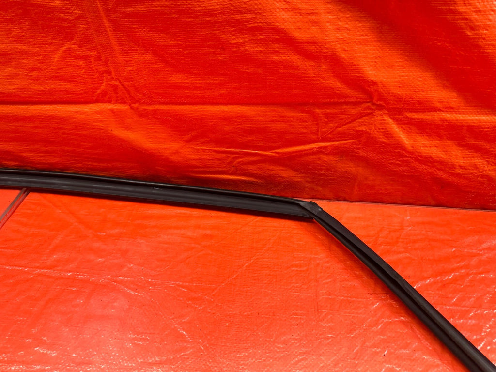 04 08 ACURA TSX   PASSENGER RIGHT FRONT WINDOW GLASS RUN CHANNEL   OEM #2097