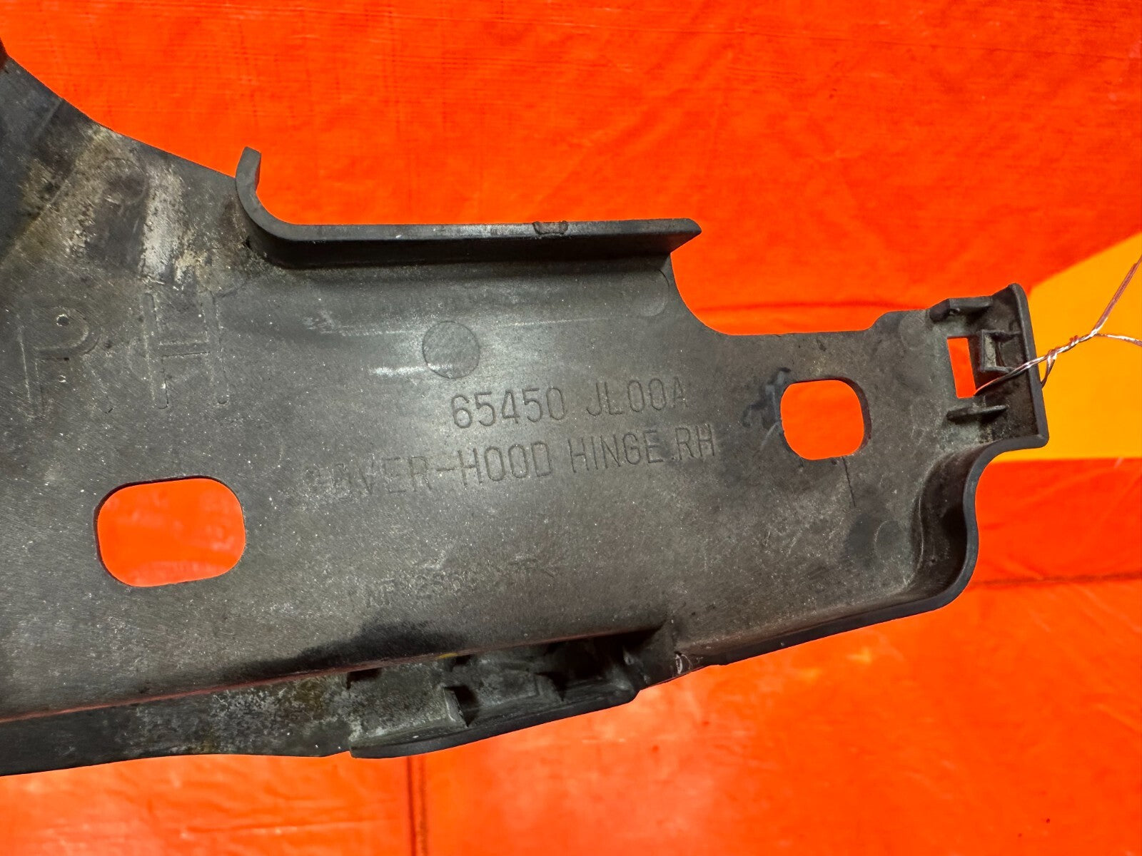 08 15 INFINITI G37 & Q60   2D COUPE   RIGHT HOOD HINGE TRIM   OEM #2488