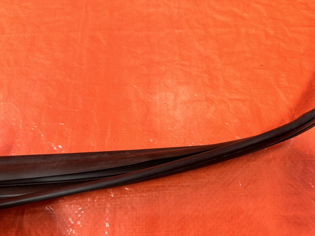 09 10 ACURA TSX   PASSENGER RIGHT REAR WINDOW GLASS RUN CHANNEL   OEM OE #2796