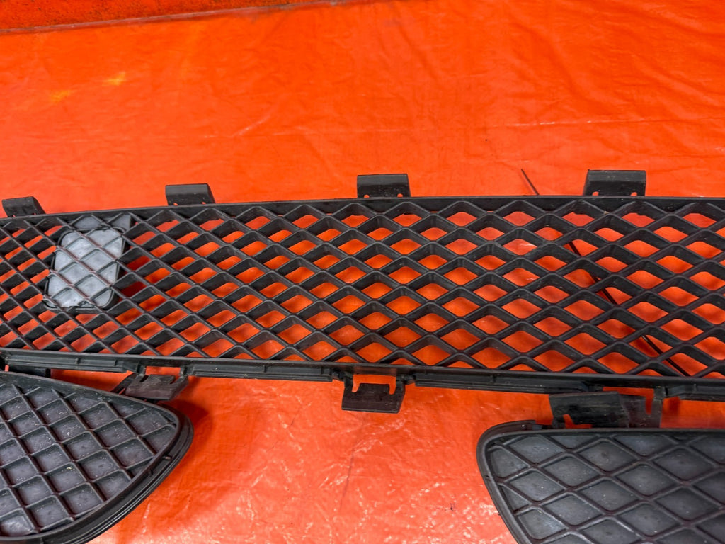 08 10 INFINITI G37 2D COUPE   SPORT MODEL   FRONT BUMPER LOWER GRILLE   OEM 3288