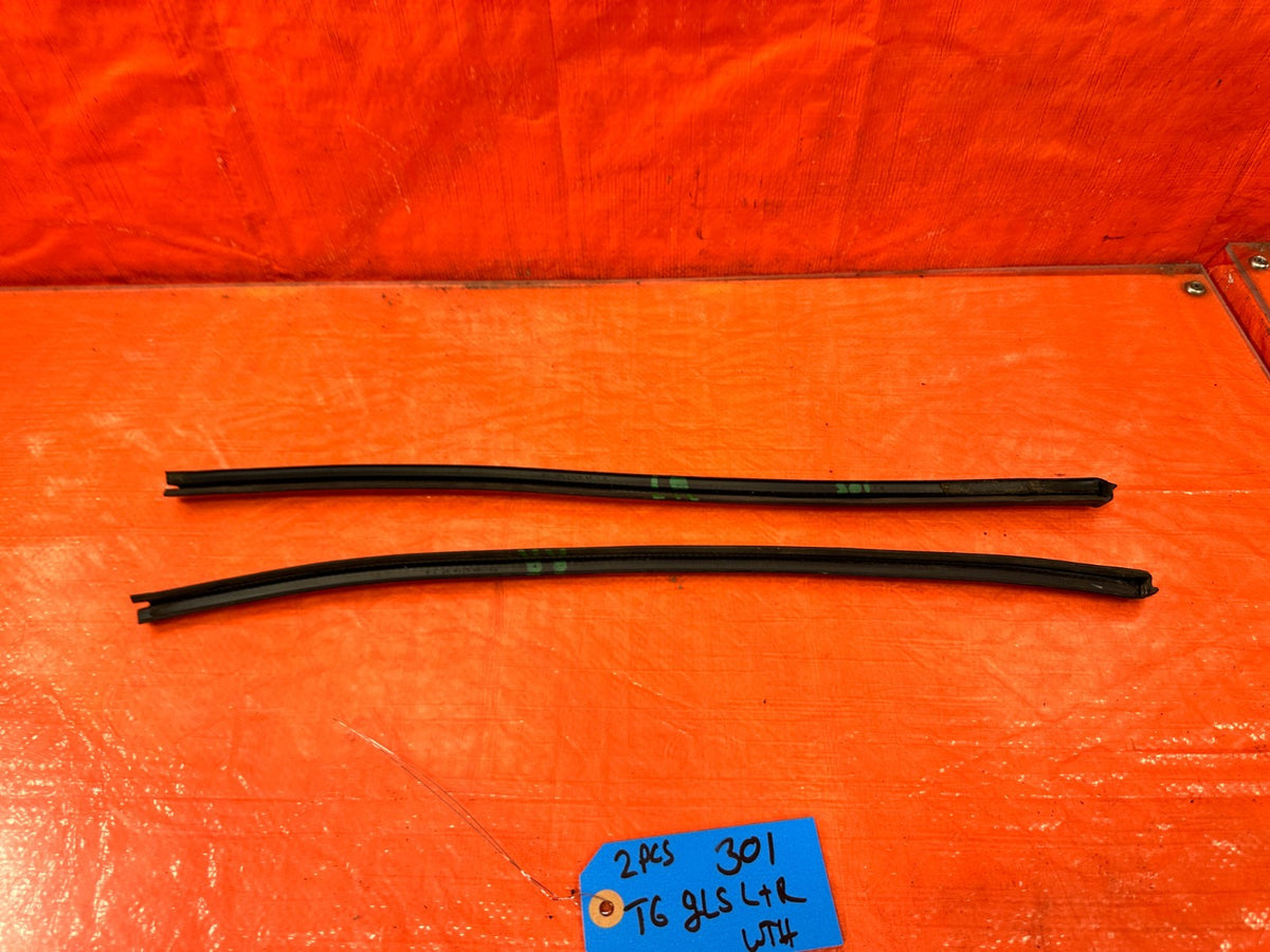 97-01 HONDA CR-V CRV - TAIL GATE GLASS WEATHER STRIP - OEM FACTORY #3015