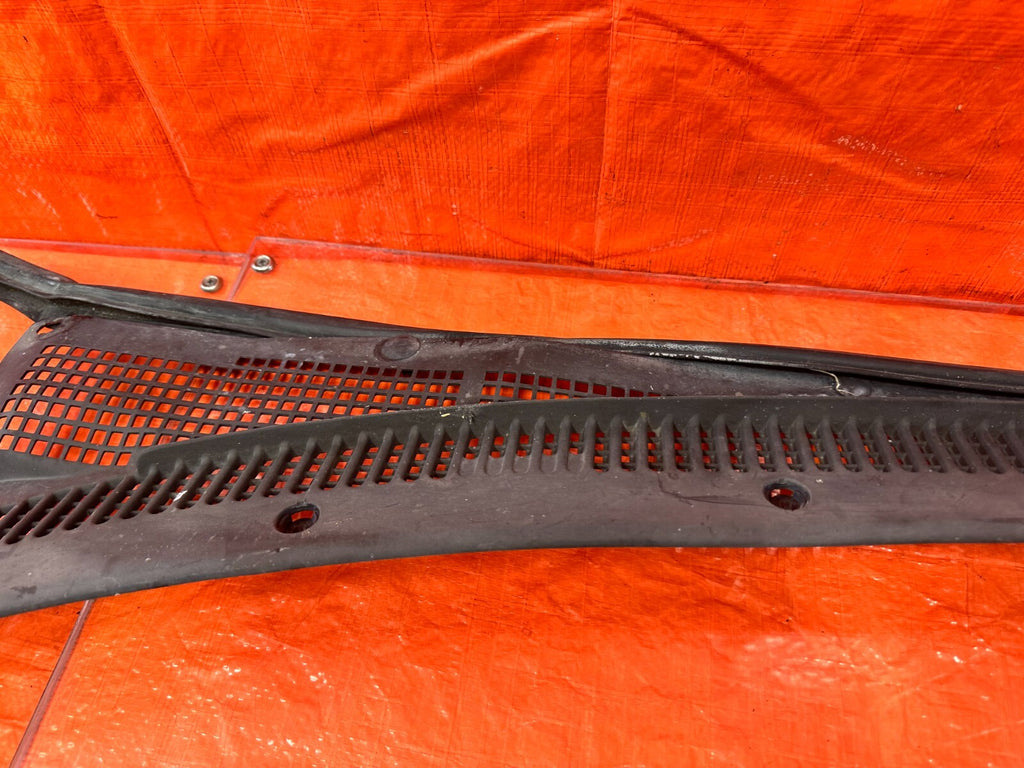 88 91 HONDA CRX & CIVIC HATCH   WINDSHIELD WIPER COWL TRIM PLASTIC   OEM #2776