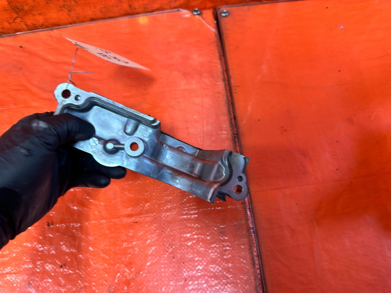 08 15 INFINITI G37 Q60 3.7L REAR CAMSHAFT ANGLE SENSOR COVER #3297