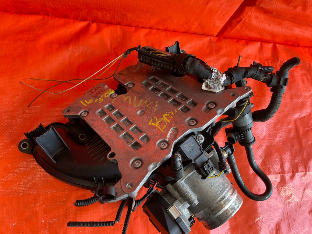 13 18 BMW 320i   BASE   2.0L TURBO   INTAKE MANIFOLD W/ THROTTLE BODY & SENSORS3
