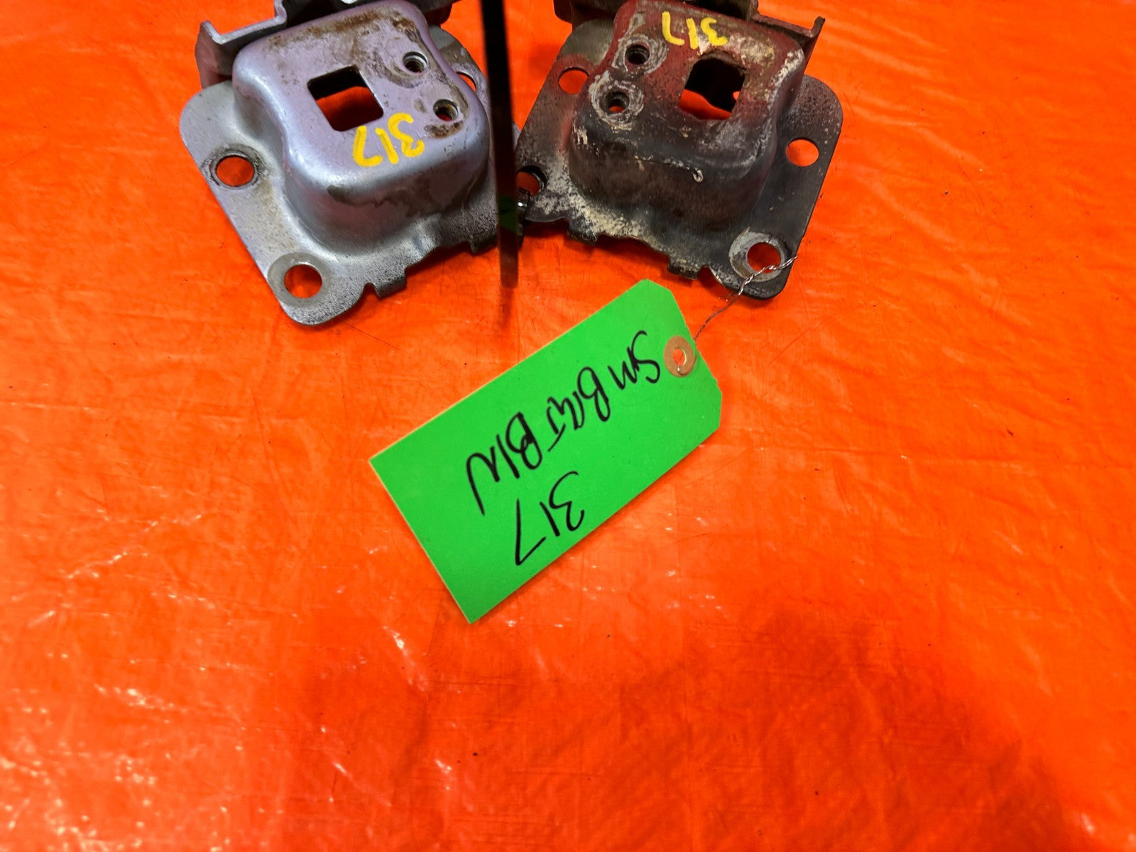 90 91 HONDA CIVIC HATCHBACK LEFT & RIGHT FRONT  METAL BUMPER BRACKETS   OEM 3171