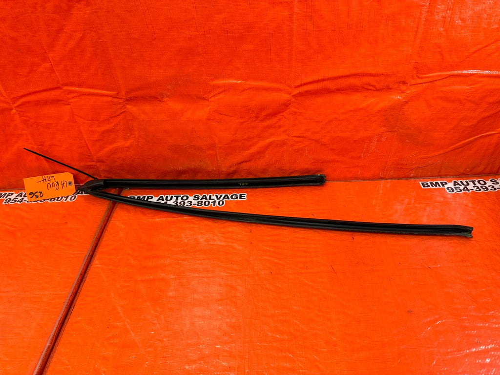 93 97 HONDA DEL SOL   DRIVER LEFT FRONT WINDOW GLASS RUN CHANNEL   OEM #2566