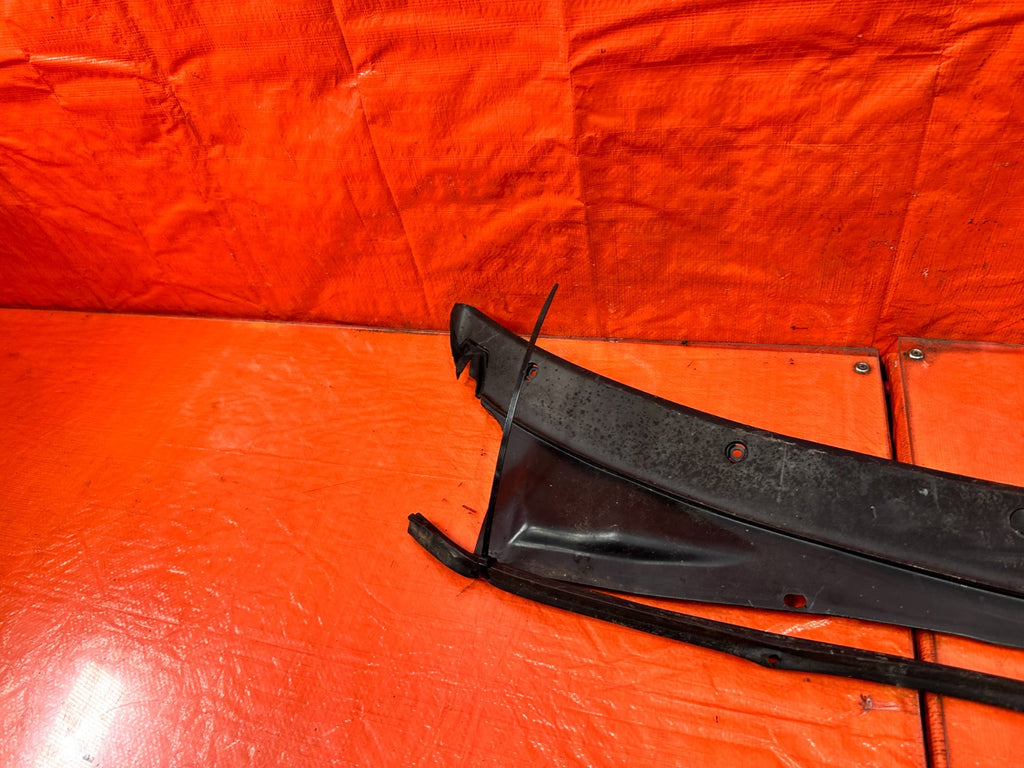 90 91 HONDA CIVIC HATCHBACK   WINDSHIELD WIPER COWL TRIM PLASTIC   OEM 3178