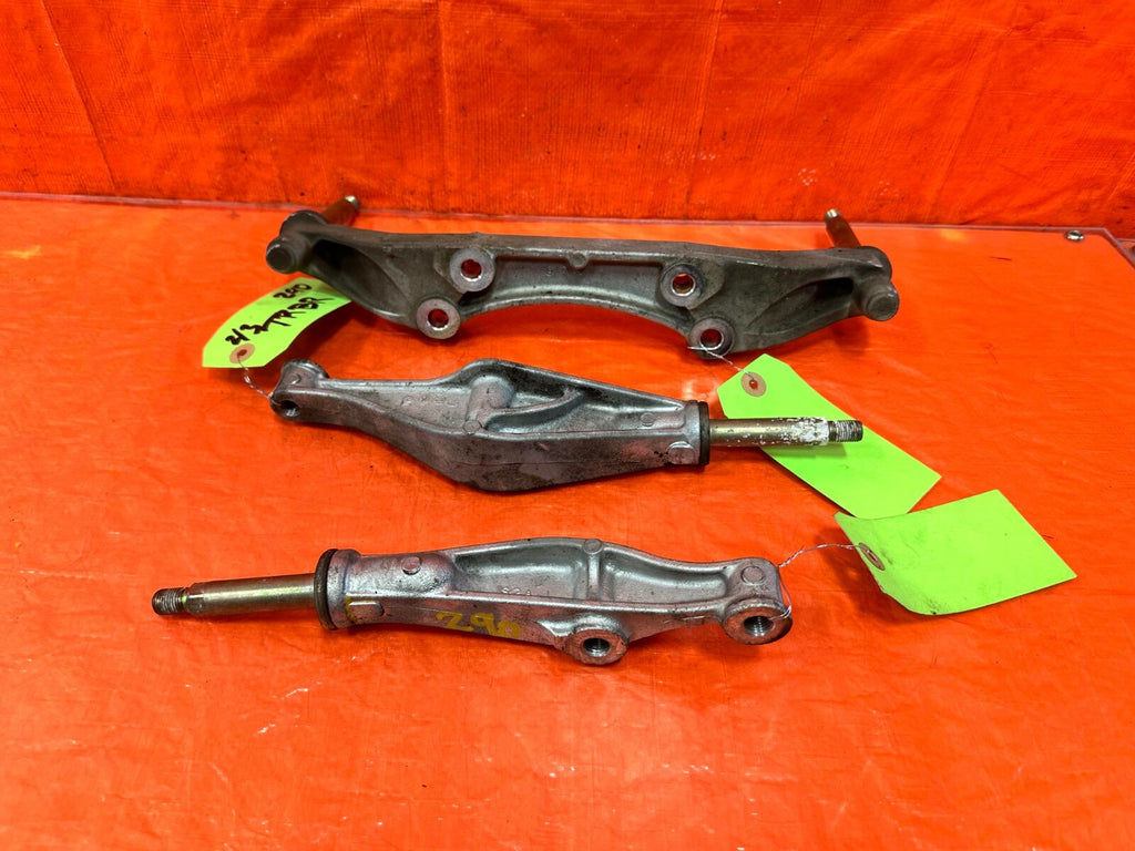 00 09 HONDA S2000   AP1 AP2 ALUMINUM DIFFERENTIAL MOUNTING BRACKETS   OEM #2905