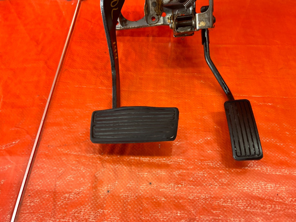 94 01 ACURA INTEGRA   AUTOMATIC TRANSMISSION MODEL   GAS AND BRAKE PEDAL OEM 1444
