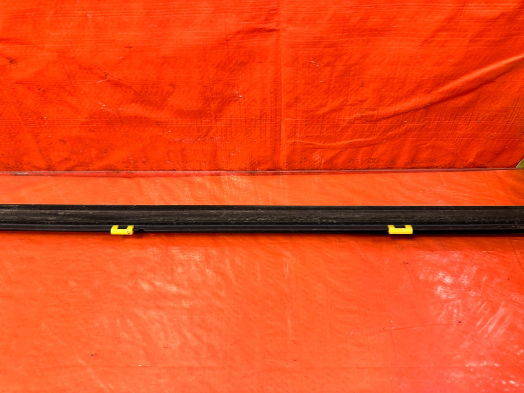 10 16 HYUNDAI GENESIS COUPE   DRIVER LEFT EXTERIOR WINDOW GLASS TRIM   OEM 2997