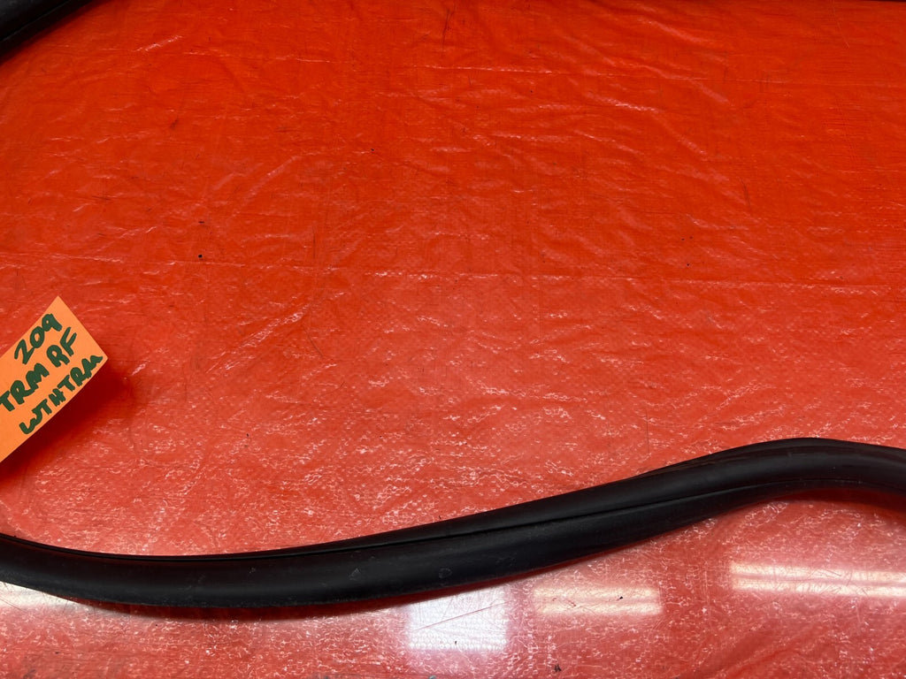 04 08 ACURA TSX   RIGHT FRONT DOOR TO CHASSIS WEATHER STRIP OPEN TRIM OEM #2097