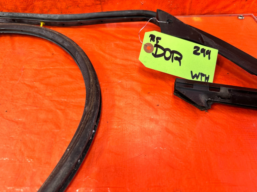 10 16 HYUNDAI GENESIS COUPE RIGHT LOWER DOOR WEATHER STRIP RUBBER SEAL 2997