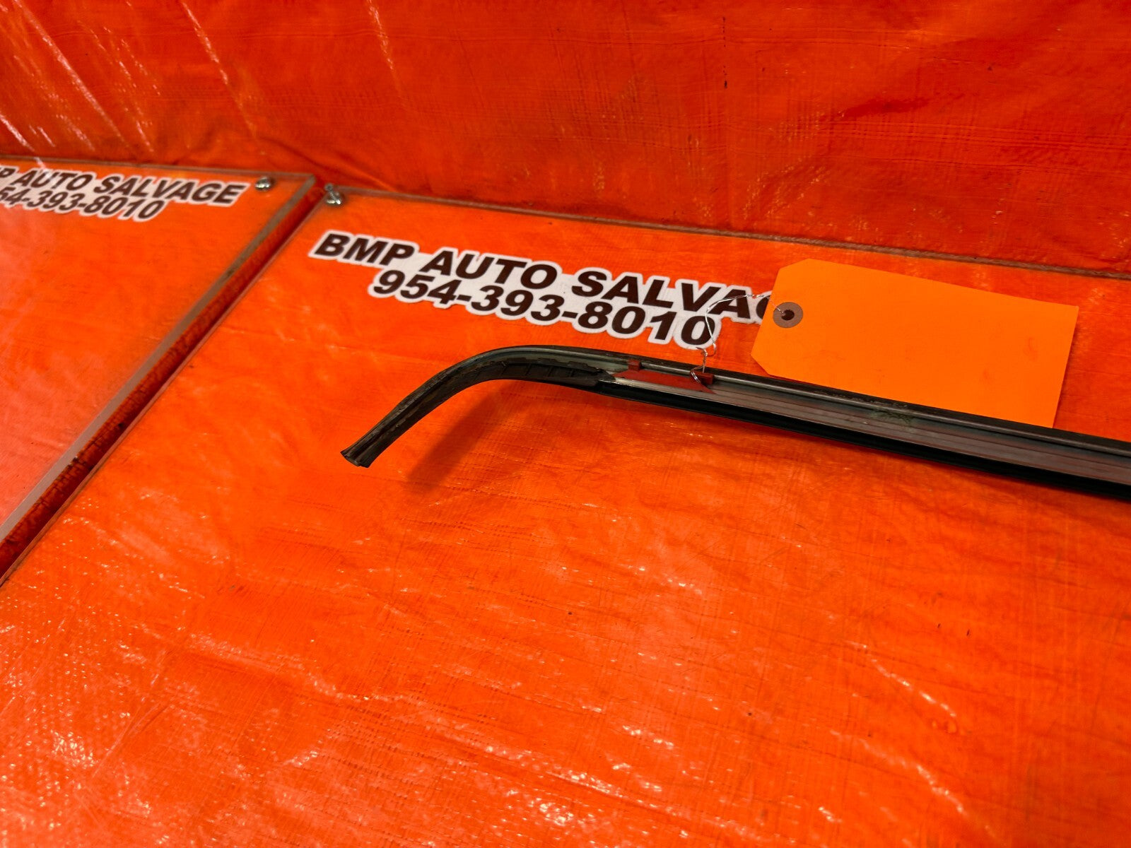 93 97 HONDA DEL SOL   PASSENGER RIGHT WINDSHIELD TRIM   OEM FACTORY #25610