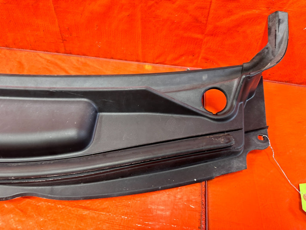 10 12 HYUNDAI GENESIS 2D COUPE   WINDSHIELD WIPER COWL   86150 2M000   OEM #2992