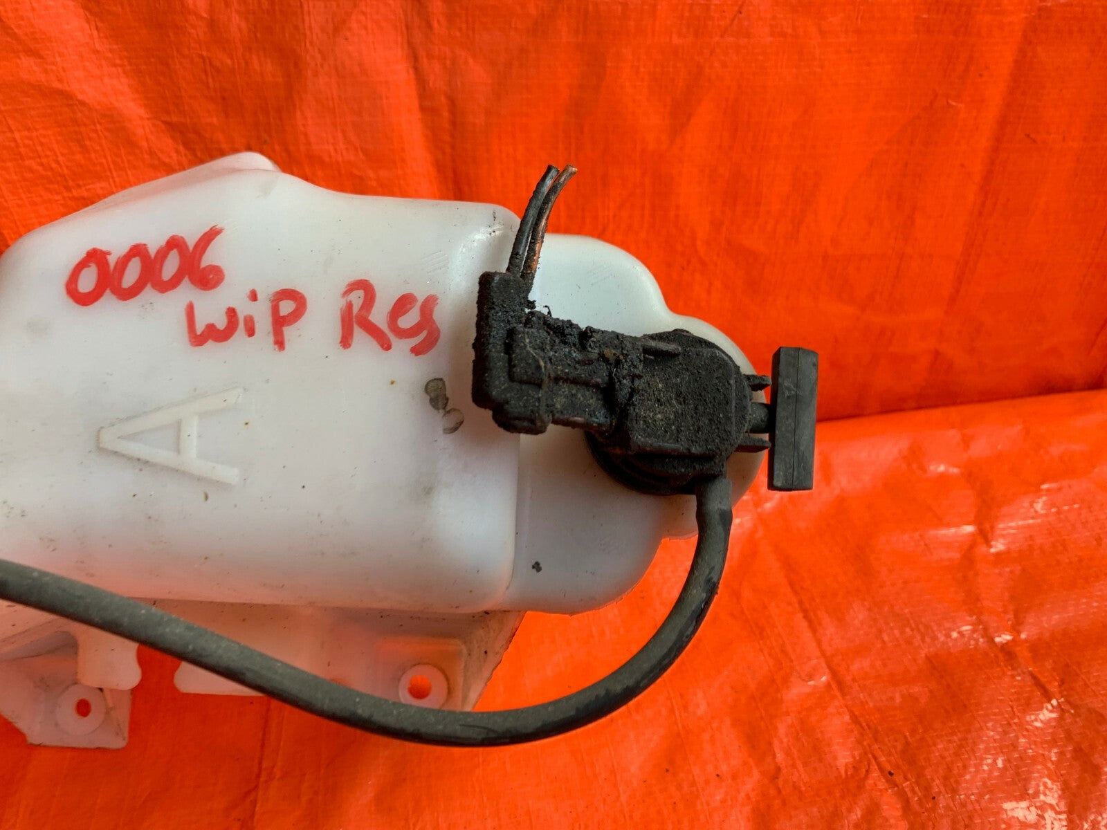 2006 06 HONDA CIVIC SI COUPE   WINDSHIELD WIPER RESERVOIR TANK W/ CAP AND MOTORS3