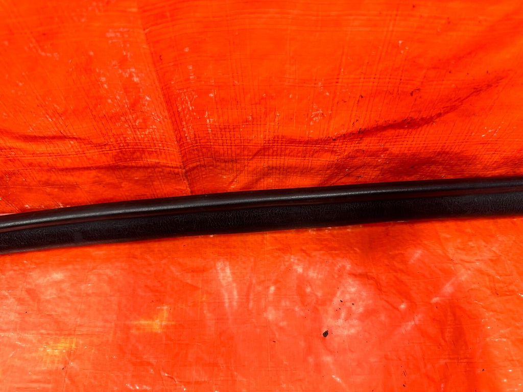 92 96 HONDA PRELUDE   CHASSIS TO DOOR OPEN TRIM RUBBER STRIP RIGHT FRONT OEM 27312