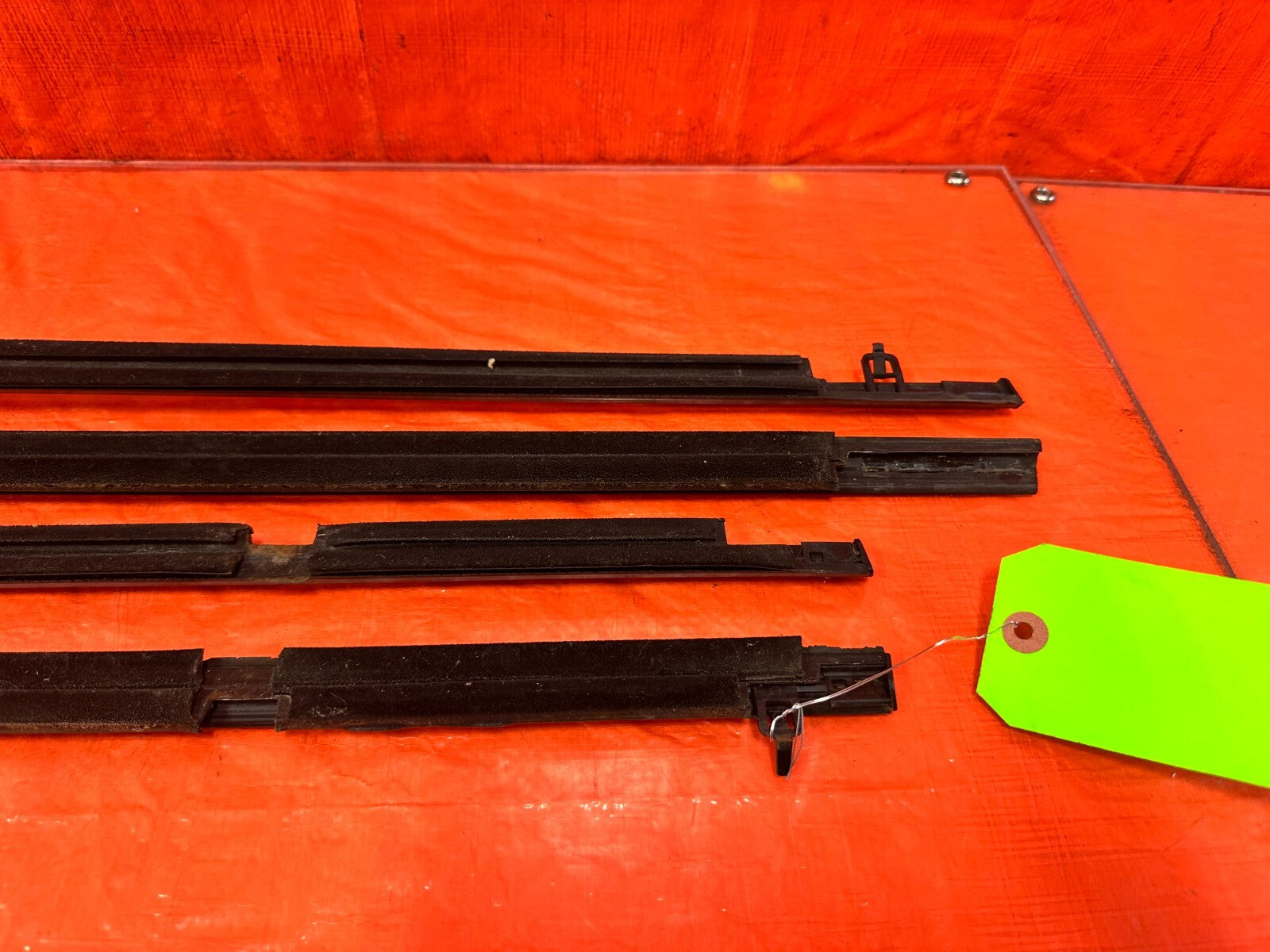 06 11 CIVIC 4D SEDAN   EXTERIOR DOOR WINDOW GLASS TRIM SET LEFT RIGHT   OEM #28210