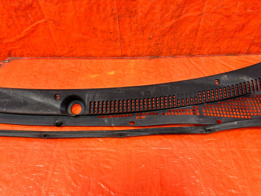90 91 HONDA CIVIC HATCHBACK   WINDSHIELD WIPER COWL TRIM PLASTIC   OEM 3174